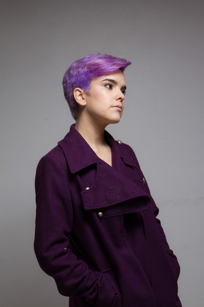 Fiolet krótki włosy kobieta sobie fioletowy płaszcz - Zdjęcie, obraz