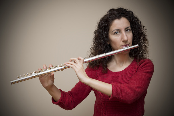 Donna che suona il flauto
 - Foto, immagini