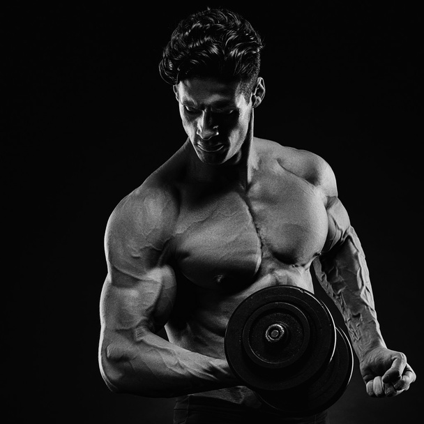 Gros plan d'un beau pouvoir athlète homme bodybuilder
 - Photo, image