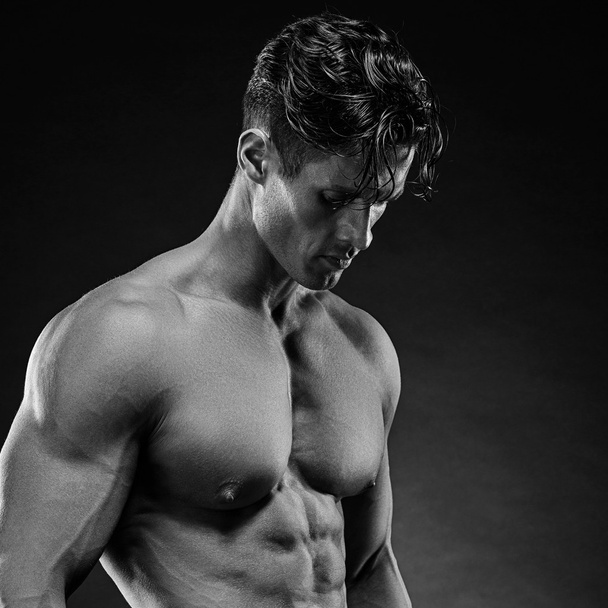 Portrait d'un beau bodybuilder musculaire posant
 - Photo, image