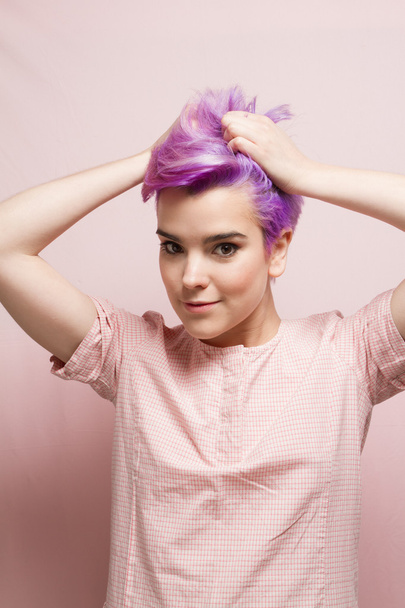ピンク ペースト紫短い髪の女性 - 写真・画像