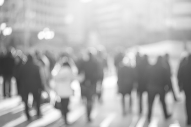 Abstract mensen achtergrond, wazig onherkenbaar silhouetten van mensen lopen in een straat - Foto, afbeelding
