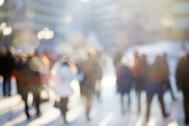 Abstract mensen achtergrond, wazig onherkenbaar silhouetten van mensen lopen in een straat - Foto, afbeelding