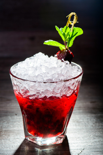 alcoholic cocktail with black currants - Foto, afbeelding