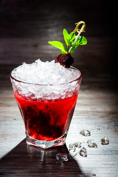 alcoholic cocktail with black currants - Zdjęcie, obraz