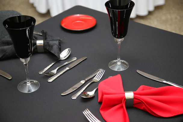 прикрашений стіл в чорно-червоних тонах
 - Фото, зображення
