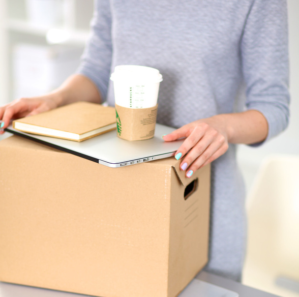 Gelukkig team van ondernemers kantoor, dozen, glimlachend verpakking verplaatsen - Foto, afbeelding