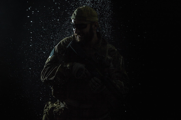 Μας Στρατού στρατιώτης στη βροχή - Φωτογραφία, εικόνα