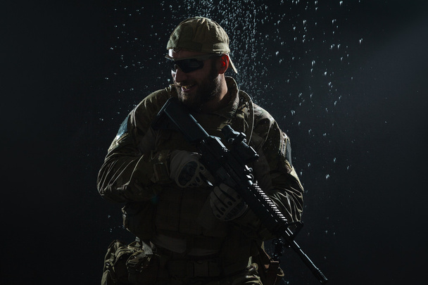 Yhdysvaltain armeijan sotilas sateessa
 - Valokuva, kuva