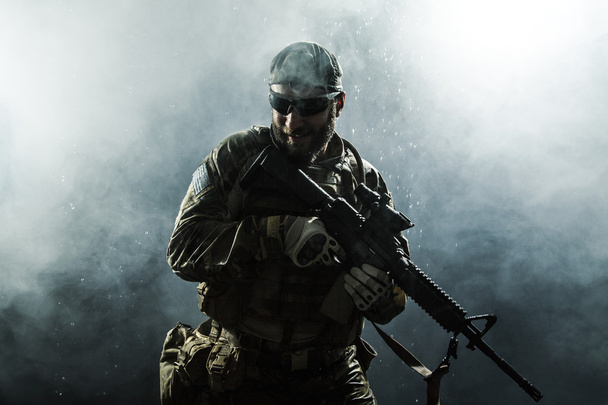 Soldado do Exército dos EUA à chuva
 - Foto, Imagem