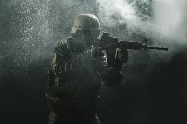 Soldat de l'armée américaine sous la pluie
 - Photo, image