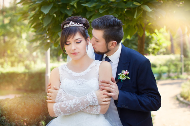 Κομψό νεόνυμφους την ημέρα του γάμου τους - Φωτογραφία, εικόνα