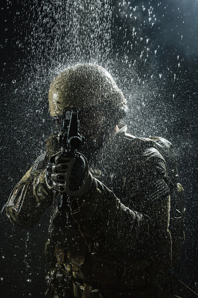 Μας Στρατού στρατιώτης στη βροχή - Φωτογραφία, εικόνα