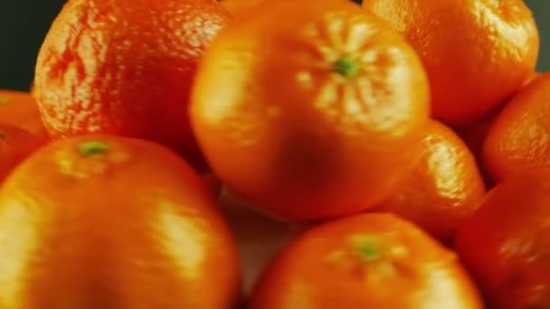 Makroaufnahme rotierender Mandarinen - schwarzer Hintergrund - Filmmaterial, Video