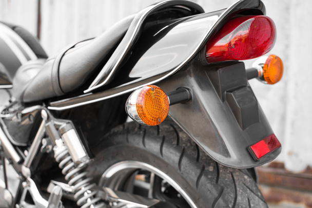 Motocicleta com sinal de volta e luz de freio de parada
 - Foto, Imagem