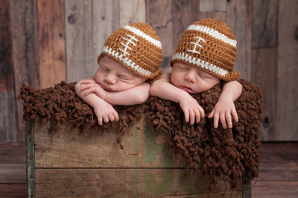 Twin Baby Boys portant des chapeaux en forme de football
 - Photo, image