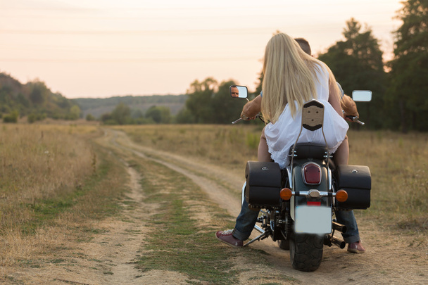 Yeni evliler orta alanın bir motosiklet yolda. Mutlu çifte bir motosiklet üzerinde seyahat. - Fotoğraf, Görsel