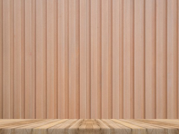 mesa de madeira na parede de madeira diagonal tropical, Template mock up para exibição de produto, apresentação de negócios
. - Foto, Imagem