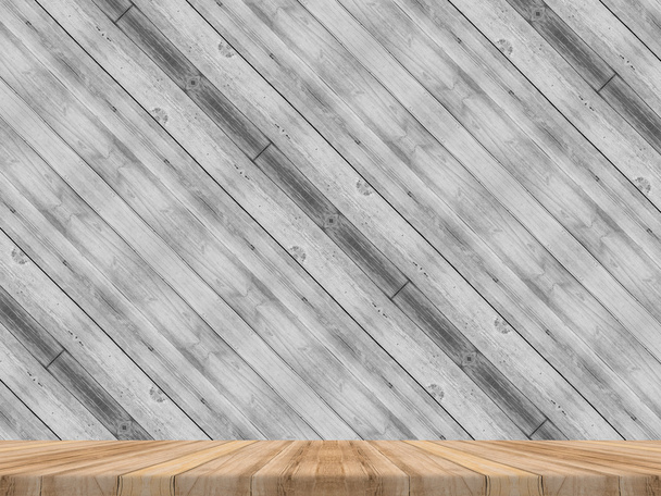 mesa de madeira na parede de madeira diagonal tropical, Template mock up para exibição de produto, apresentação de negócios
. - Foto, Imagem