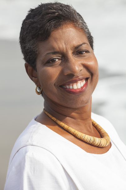 Szczęśliwy Senior African American kobieta na plaży - Zdjęcie, obraz