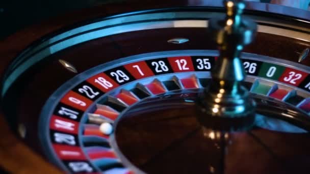 Venäläinen rulettipyörä pyörii kasinolla ja pieni valkoinen pallo makaa kolikkopelissä
. - Materiaali, video