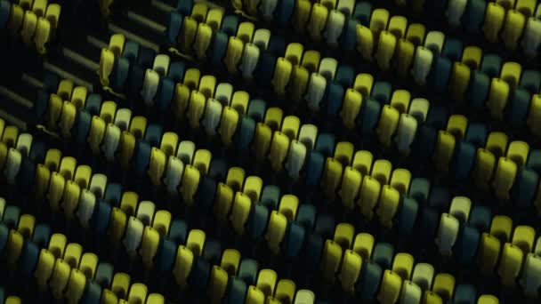 Średnich footage rzędy siedzeń niebieski i żółty na trybuny. - Materiał filmowy, wideo
