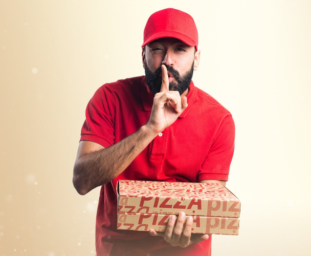 Entrega de pizza homem fazendo gesto de silêncio
 - Foto, Imagem