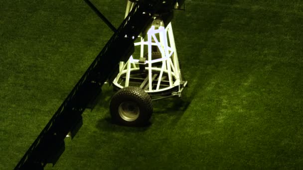 Close-up záběry jednoho prvku umělé světlo systému pro pěstování trávníků v prázdné stadium. - Záběry, video