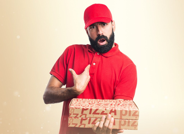 Pizza toimitus mies tekee yllätys ele
 - Valokuva, kuva