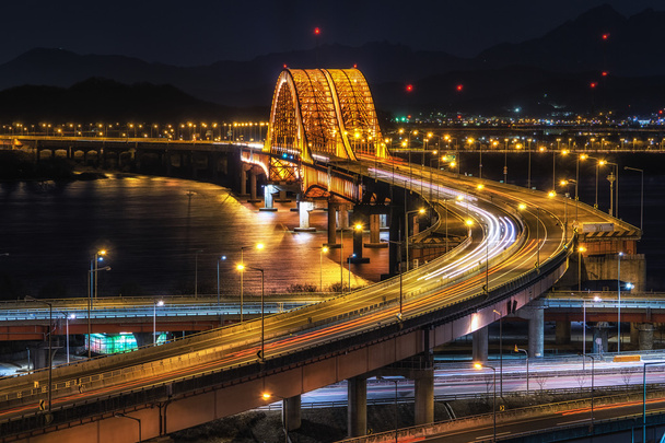banghwa brug over rivier de han's nachts - Foto, afbeelding
