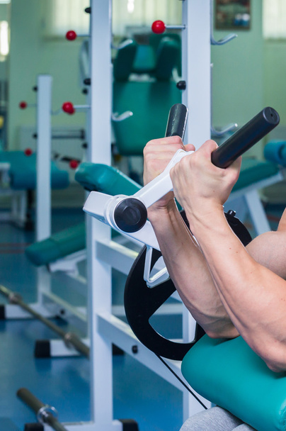 Homem musculoso forte fazendo exercícios no ginásio
. - Foto, Imagem