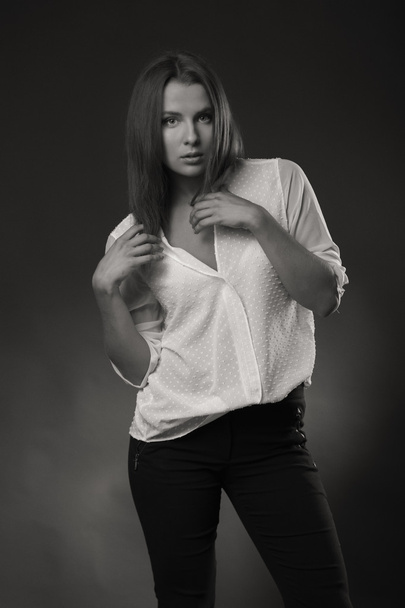 Zarif kız beyaz bluz, siyah-beyaz fotoğraf - Fotoğraf, Görsel