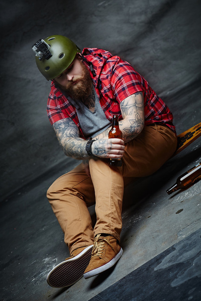 Бородатый мужчина с татуировками
 - Фото, изображение