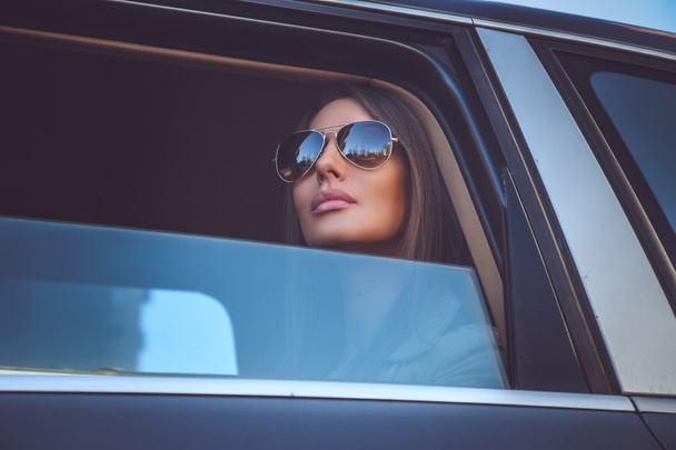 Femme réfléchie dans une voiture
 - Photo, image