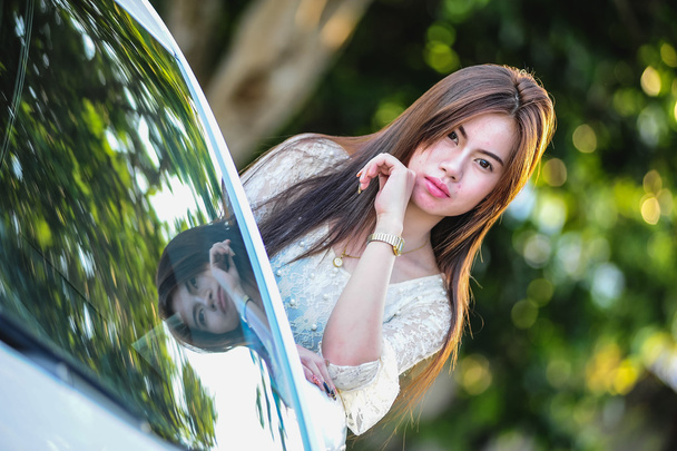 Ασία κοπέλα στο φόρεμα με αυτοκίνητο  - Φωτογραφία, εικόνα