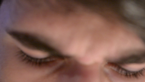 Close-up Face de um jovem Pensivo
 - Filmagem, Vídeo