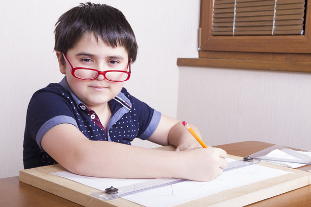 Niño en gafas rojas contratado por el dibujo
 - Foto, Imagen