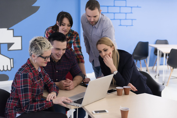 Start-up-Business-Team trifft sich im modernen Büro - Foto, Bild