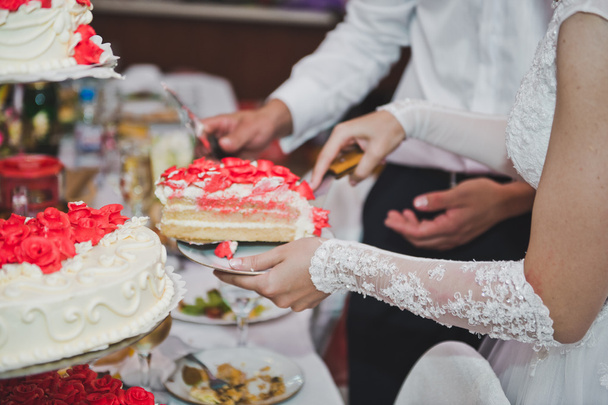 Wedding cake with swans of cream 5114. - Foto, imagen