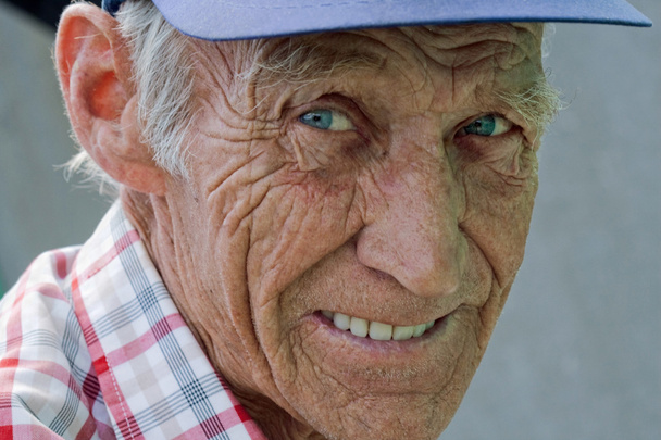 Retrato de un anciano sonriente
 - Foto, Imagen