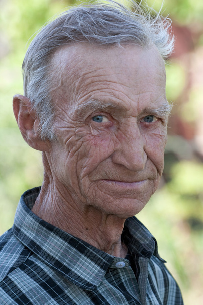 Πορτραίτο σε κοντινό πλάνο ο ηλικιωμένος άνδρας - Φωτογραφία, εικόνα