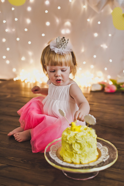 Little Princess eating her first cake 5383. - Foto, Imagem