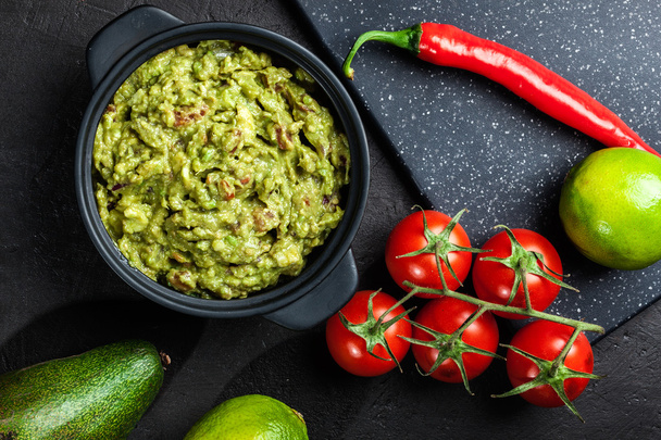 Bowl of guacamole with fresh ingredients - Foto, Imagen