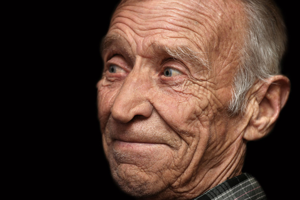 fröhlicher älterer Mann auf schwarzem Hintergrund - Foto, Bild
