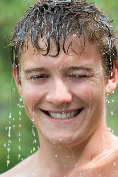 Mladý muž polil hlavu s vodou v horkém létě - Fotografie, Obrázek