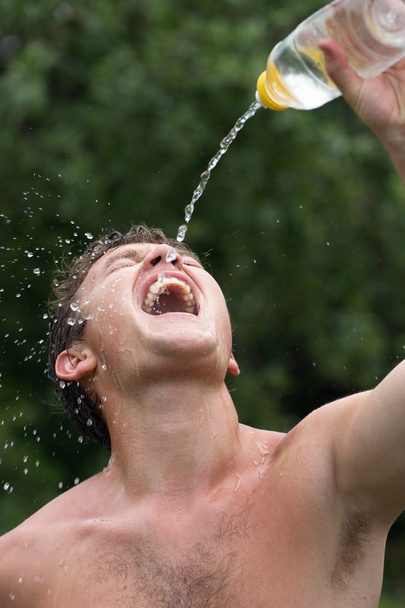 Хлопчик п'є воду в спекотне літо
 - Фото, зображення
