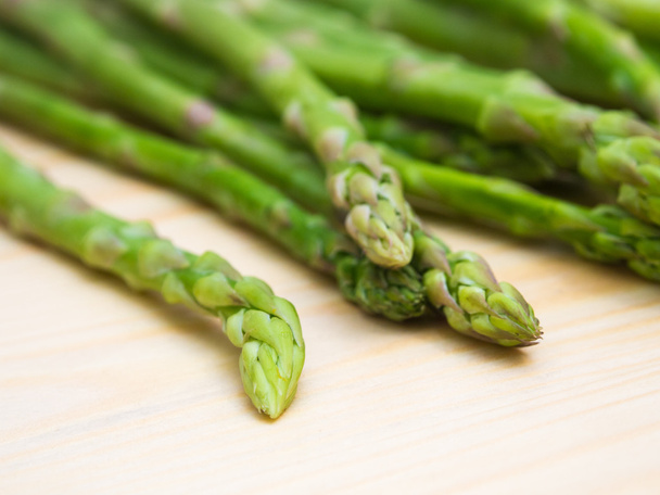 野菜の新鮮なグリーン アスパラガスの束 - 写真・画像