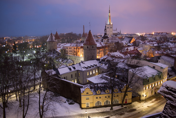 Historyczne centrum Tallinn w śniegu - Zdjęcie, obraz