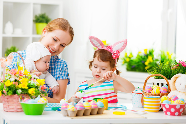 heureuse mère de famille et deux enfants se préparant pour Pâques, peinture
 - Photo, image