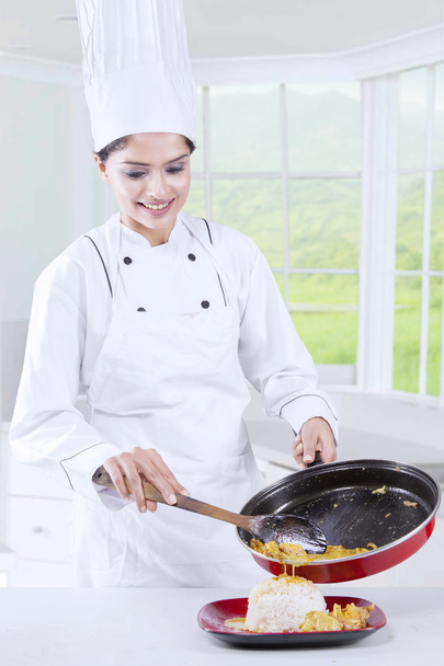 Chef Woman Cooks in The Kitchen - Zdjęcie, obraz